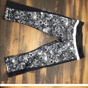Lululemon size 4 capris floral